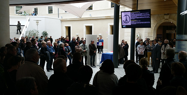 une minute de silence en mémoire des victimes des attentats de Paris a été observée à 12h dans le hall de la mairie de Villeneuve-sur-Lot