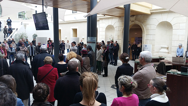 une minute de silence observéee 16 novembre 2015 dans le hall de la mairie de Villeneuve