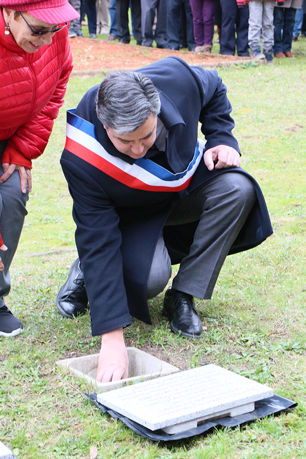 Une poignée de terre de Dachau et une de Chateaubriand (où 27 résistants dont Guy Mocquet furent exécutés le 22 octobre 1941) ont été déposées symboliquement devant le mur des fusillés.