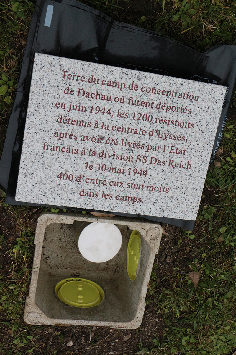 Une poignée de terre de Dachau et une de Chateaubriand (où 27 résistants dont Guy Mocquet furent exécutés le 22 octobre 1941) ont été déposées symboliquement devant le mur des fusillés.