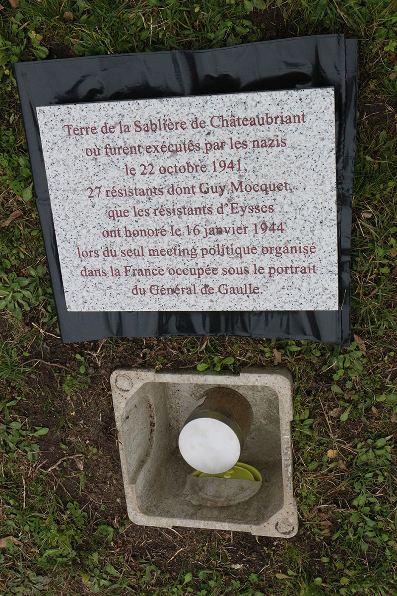 Une poignée de terre de Dachau et une de Chateaubriand (où 27 résistants dont Guy Mocquet furent exécutés le 22 octobre 1941) ont été déposées symboliquement devant le mur des fusillés.